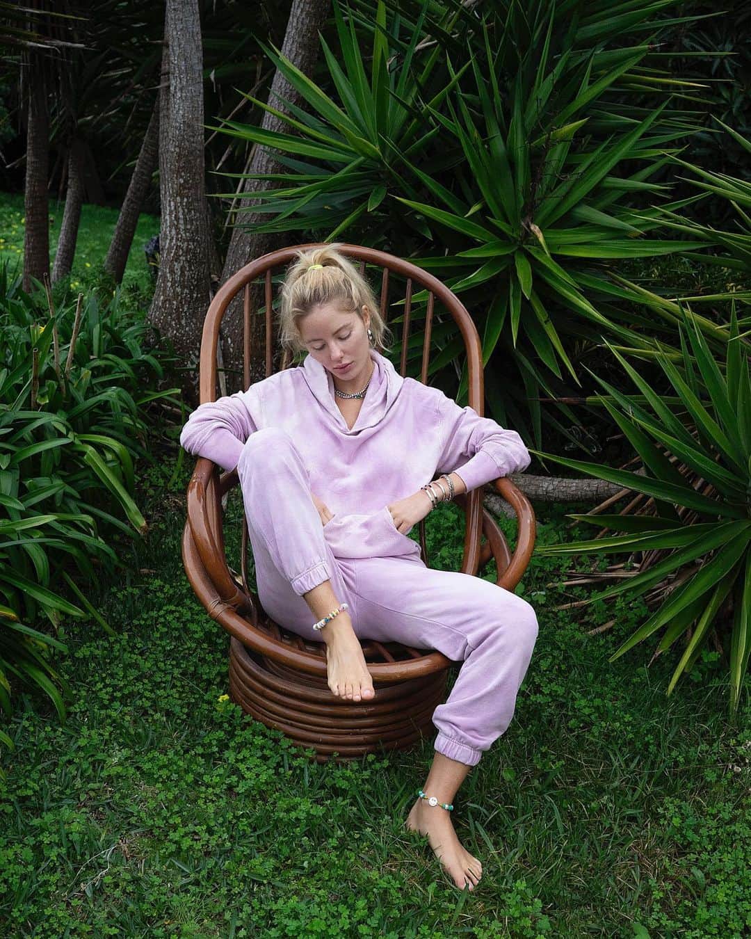 ダニジョーのインスタグラム：「Taking “lived-in” sweats to a new level 🌸 Shop the sweats we never change out of at the link in bio 🛒」