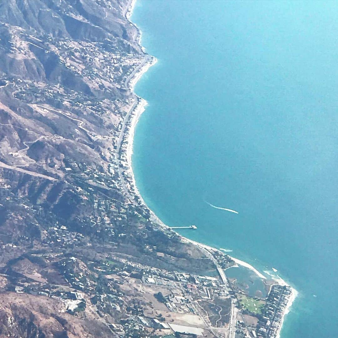 カリフォルニアスタイルのインスタグラム：「A Happy New Year 2021 View from above Malibu, California! 2021年は皆さんにとって心豊かな1年になりますように❣️  #californiastyle #california #malibu #2021 #newyear #ocean #surf #カリフォルニアスタイル #カリフォルニア #カリフォルニア工務店 #ライフスタイル不動産 #新年 #skyview #la #losangeles #socal #737 #787 #firstflight」