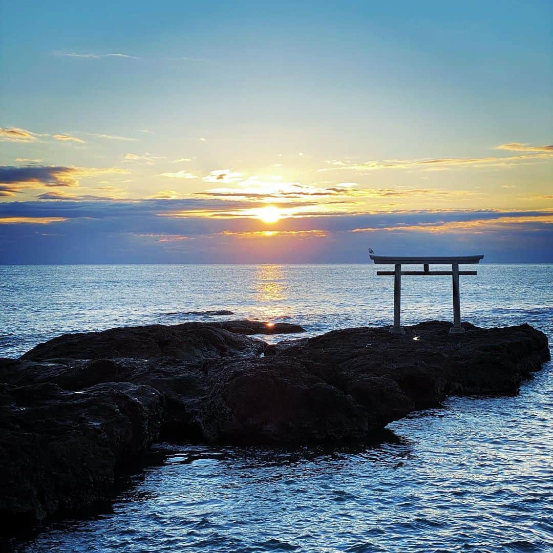 のインスタグラム：「大洗磯前神社、神磯の鳥居⛩日の出の写真です。運気アップに待ち受けにどうぞ。 #大洗磯前神社  #神磯の鳥居 #待ち受けにどうぞ  #開運画像 #運気アップ画像」