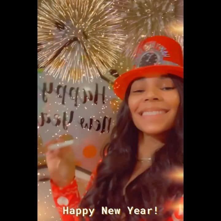 アシャンティのインスタグラム：「This is the first time in over a decade I actually spent New Year’s Eve/ The New Year at home. It has shown me that your life literally can change in the blink of an eye... with all of the negativity surrounding 2020 it’s also important to celebrate the positive things.. I always try to find the lesson in the “let down”.. and learn from it. All positive vibrations ✨ #202WON HNY🎉」