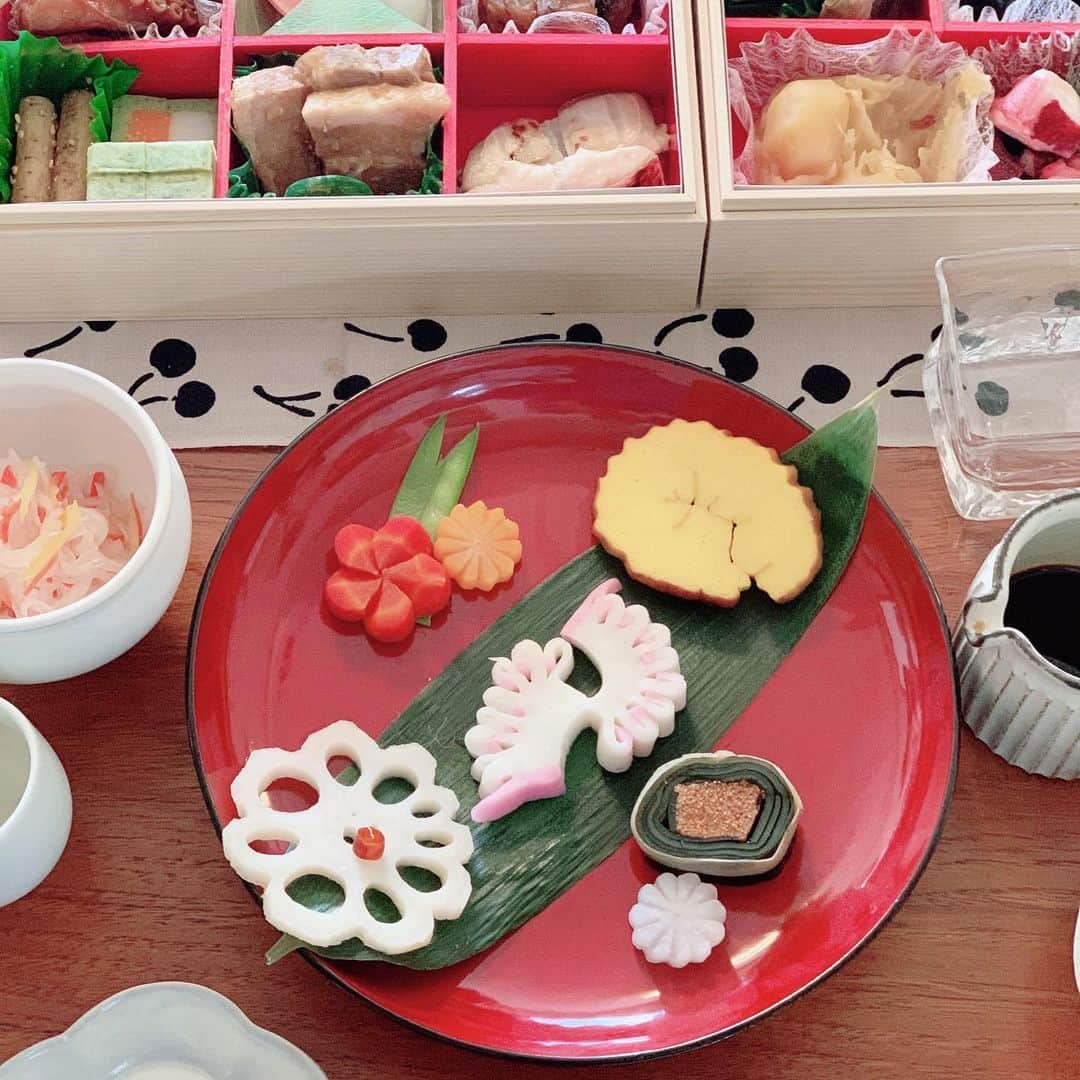 mariomi324さんのインスタグラム写真 - (mariomi324Instagram)「あけましておめでとうございます🎍 本年もよろしくお願いいたします✨ ♡ 元旦は両方の実家に行って、美味しいものたくさん食べました🥰 実家はどちらも同じ町内です✨ ♡ 今年は会いたい人に会える幸せな日々が戻ってくるといいな😔 ♡ 1枚目は年賀状に使った写真です👧🏻💗👶🏻 ♡ ♡ ♡ ♡ #3歳2ヶ月 #3歳 #生後2ヶ月 #0歳 #ベビーガール #babygirl #女の子ママ #姉妹ママ #姉妹 #赤ちゃんのいる生活 #赤ちゃんのいる暮らし #ベビー用品 #ベビーグッズ #ベビー服 #花冠 #宝物 #mamagirl #ママリ#おそろコーデ #姉妹コーデ #新年のご挨拶 #ジェリーキャット #おせち #おせち料理」1月3日 9時40分 - mario_ym324