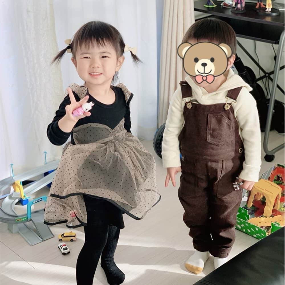 mariomi324さんのインスタグラム写真 - (mariomi324Instagram)「あけましておめでとうございます🎍 本年もよろしくお願いいたします✨ ♡ 元旦は両方の実家に行って、美味しいものたくさん食べました🥰 実家はどちらも同じ町内です✨ ♡ 今年は会いたい人に会える幸せな日々が戻ってくるといいな😔 ♡ 1枚目は年賀状に使った写真です👧🏻💗👶🏻 ♡ ♡ ♡ ♡ #3歳2ヶ月 #3歳 #生後2ヶ月 #0歳 #ベビーガール #babygirl #女の子ママ #姉妹ママ #姉妹 #赤ちゃんのいる生活 #赤ちゃんのいる暮らし #ベビー用品 #ベビーグッズ #ベビー服 #花冠 #宝物 #mamagirl #ママリ#おそろコーデ #姉妹コーデ #新年のご挨拶 #ジェリーキャット #おせち #おせち料理」1月3日 9時40分 - mario_ym324