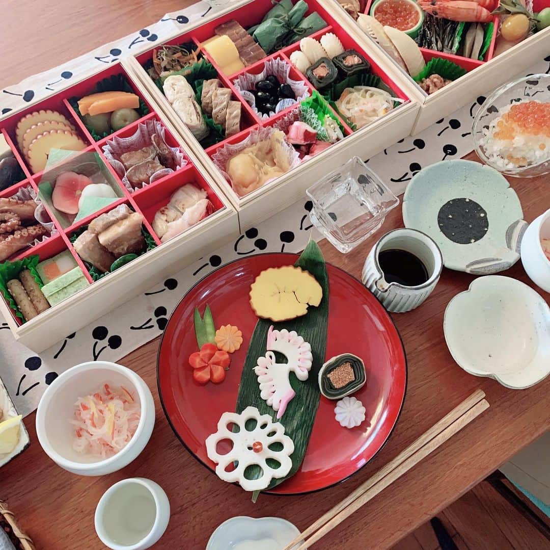 mariomi324さんのインスタグラム写真 - (mariomi324Instagram)「あけましておめでとうございます🎍 本年もよろしくお願いいたします✨ ♡ 元旦は両方の実家に行って、美味しいものたくさん食べました🥰 実家はどちらも同じ町内です✨ ♡ 今年は会いたい人に会える幸せな日々が戻ってくるといいな😔 ♡ 1枚目は年賀状に使った写真です👧🏻💗👶🏻 ♡ ♡ ♡ ♡ #3歳2ヶ月 #3歳 #生後2ヶ月 #0歳 #ベビーガール #babygirl #女の子ママ #姉妹ママ #姉妹 #赤ちゃんのいる生活 #赤ちゃんのいる暮らし #ベビー用品 #ベビーグッズ #ベビー服 #花冠 #宝物 #mamagirl #ママリ#おそろコーデ #姉妹コーデ #新年のご挨拶 #ジェリーキャット #おせち #おせち料理」1月3日 9時40分 - mario_ym324