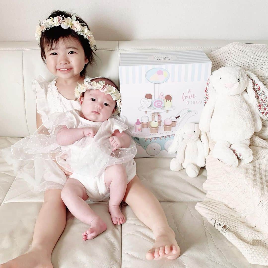 mariomi324のインスタグラム：「あけましておめでとうございます🎍 本年もよろしくお願いいたします✨ ♡ 元旦は両方の実家に行って、美味しいものたくさん食べました🥰 実家はどちらも同じ町内です✨ ♡ 今年は会いたい人に会える幸せな日々が戻ってくるといいな😔 ♡ 1枚目は年賀状に使った写真です👧🏻💗👶🏻 ♡ ♡ ♡ ♡ #3歳2ヶ月 #3歳 #生後2ヶ月 #0歳 #ベビーガール #babygirl #女の子ママ #姉妹ママ #姉妹 #赤ちゃんのいる生活 #赤ちゃんのいる暮らし #ベビー用品 #ベビーグッズ #ベビー服 #花冠 #宝物 #mamagirl #ママリ#おそろコーデ #姉妹コーデ #新年のご挨拶 #ジェリーキャット #おせち #おせち料理」