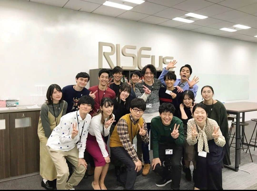 日下部美愛のインスタグラム：「おはようございます☀︎  記念に載せさせてください！ 逃げ恥のリゼアス社員集合写真☻ 良い新年の始まりになって嬉しい、、 よーし今年も頑張るぞ！！  あ、今日夜インスタライブやろうかな、見てくれる？  #逃げ恥 #逃げるは恥だが役に立つ #photo #japan #model #me #hair #fashion #fashionblogger #makeup  #followme #instagood #camera #instadaily #dailylook」