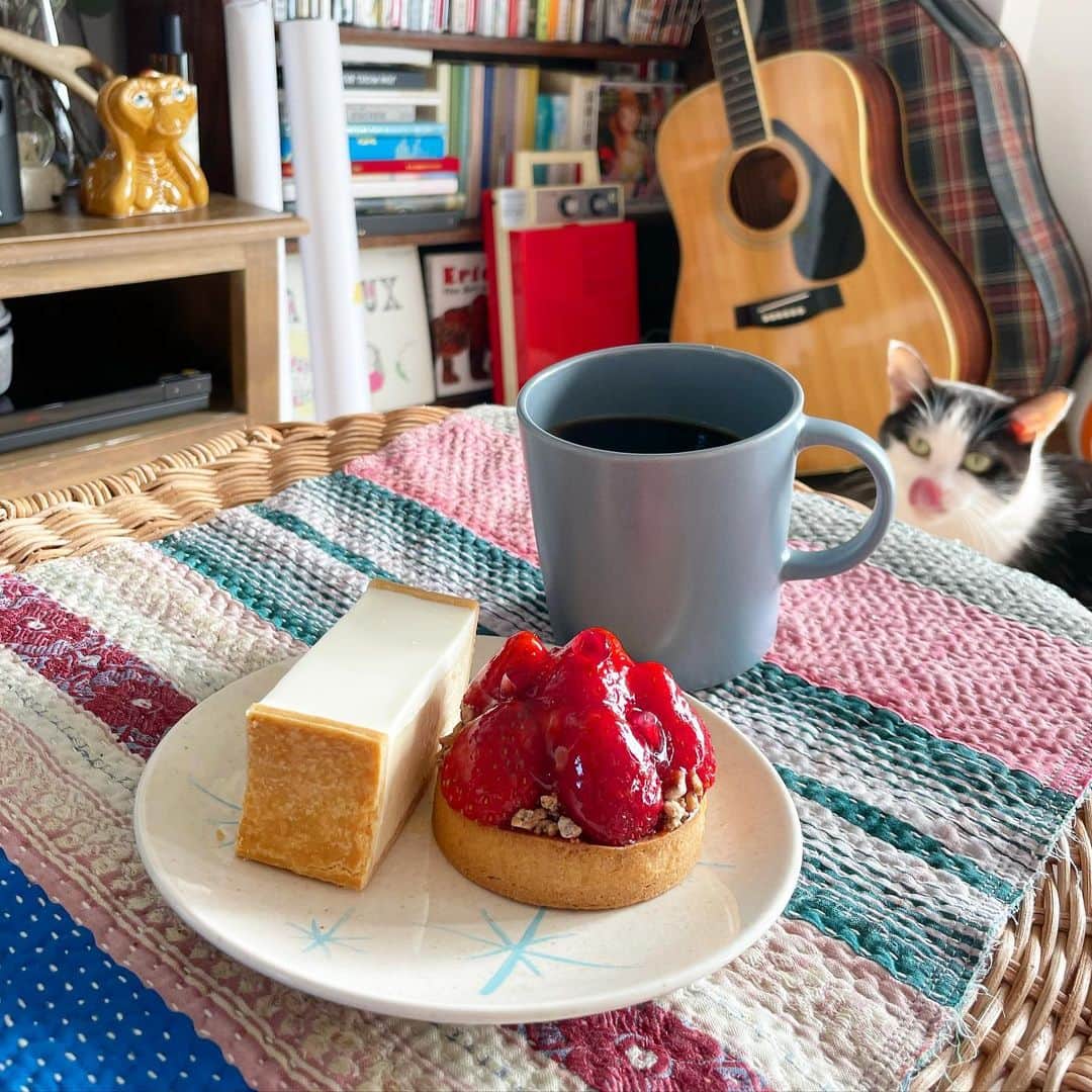 新井郁さんのインスタグラム写真 - (新井郁Instagram)「最高に美味しいケーキとコーヒー。至福。 #ざらめとこあら」1月3日 9時58分 - araiiku_official