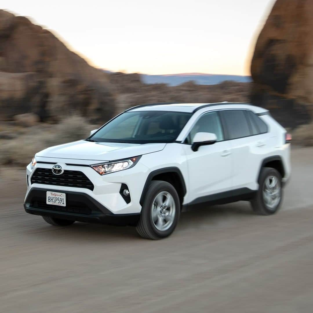 TOYOTAさんのインスタグラム写真 - (TOYOTAInstagram)「Which angle Is your BEST📷? RAV4のどのアングルが好きですか！  #トヨタ #toyota #トヨタグラム #RAV4 #世界の景色 #車のある風景 #🚗」1月3日 10時00分 - toyota_jp