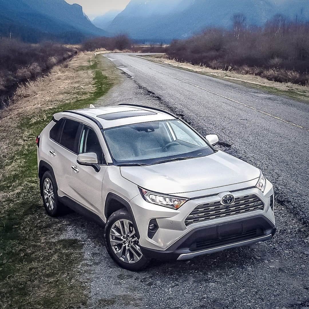 TOYOTAさんのインスタグラム写真 - (TOYOTAInstagram)「Which angle Is your BEST📷? RAV4のどのアングルが好きですか！  #トヨタ #toyota #トヨタグラム #RAV4 #世界の景色 #車のある風景 #🚗」1月3日 10時00分 - toyota_jp