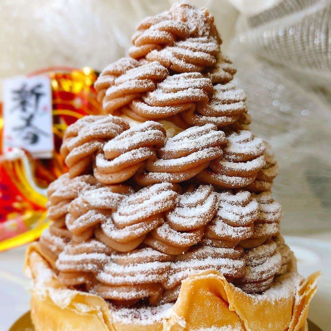 のインスタグラム：「🇯🇵🇫🇷🌰新春モンブラン モリ・ヨシダのモンブランでございます〜 @moriyoshidaofficiel   🎍お正月に頂くと門松的にも見えてくる 😆💓栗クリームと生クリーム、パリパリパイ生地の一体感！中にもゴロンとお栗さま〜✨  モンブラン専門店ではないけれど、ショーケースに一斉に立ち並ぶモンブラン尽くしはいつ見ても圧巻🌰🌰❗️  モンブランで #おうちスイーツ もおいしく楽しく♪  #モンブランの世界#栗#和栗#栗スイーツ#モンブラン#里井真由美#里井ワグリーナ真由美#ワグリーナ#ワグリーナ真由美#japan#アフタヌーンティー#零食#さといいね#스위트#ありが糖運動#まゆログ#甜食#着物#フードジャーナリスト里井真由美#断面モンブラン#kimono#kimonostyle」