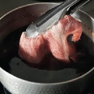 Cooking VERYさんのインスタグラム写真 - (Cooking VERYInstagram)「#肉レシピ  【肉豆腐】   すき焼き用の肉を１枚贅沢に使った肉豆腐。  家庭ご飯の定番も、アイディアで次第で お正月らしい風格漂う一皿に。  こちらも「池尻 浅野」 @ikejiri.asano に 教えていただいた肉レシピです。  ぜひ、いつもより少しいいお肉で お試しください^^  #CookingVERY  #VERY編集部  #VERYWeb  #浅野雅 #池尻浅野 #ミシュランガイド #ビブグルマン  #肉料理 #肉豆腐 #年末年始 #お正月   撮影／キッチンミノル」1月3日 10時00分 - cooking_very