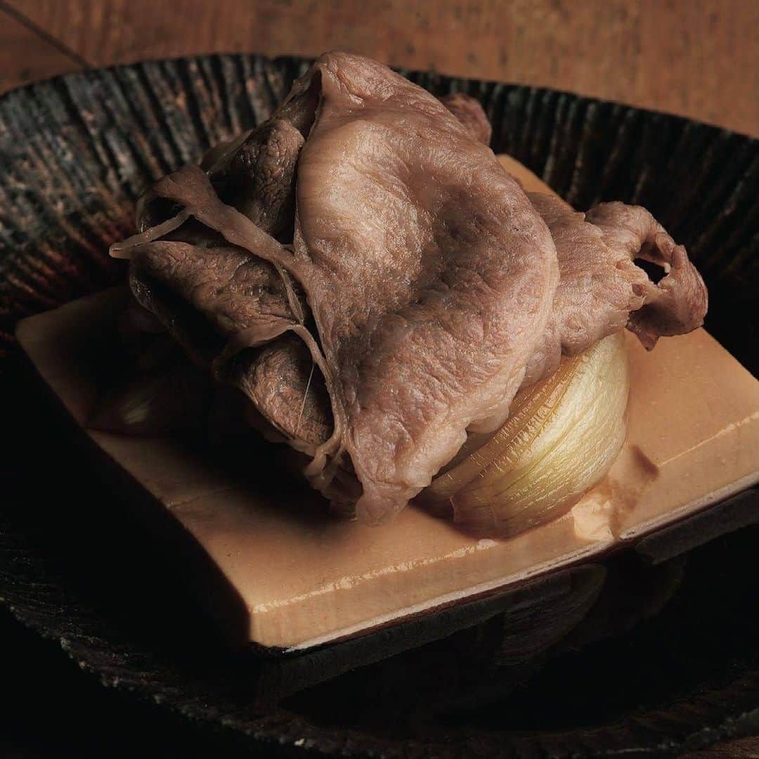 Cooking VERYのインスタグラム：「#肉レシピ  【肉豆腐】   すき焼き用の肉を１枚贅沢に使った肉豆腐。  家庭ご飯の定番も、アイディアで次第で お正月らしい風格漂う一皿に。  こちらも「池尻 浅野」 @ikejiri.asano に 教えていただいた肉レシピです。  ぜひ、いつもより少しいいお肉で お試しください^^  #CookingVERY  #VERY編集部  #VERYWeb  #浅野雅 #池尻浅野 #ミシュランガイド #ビブグルマン  #肉料理 #肉豆腐 #年末年始 #お正月   撮影／キッチンミノル」