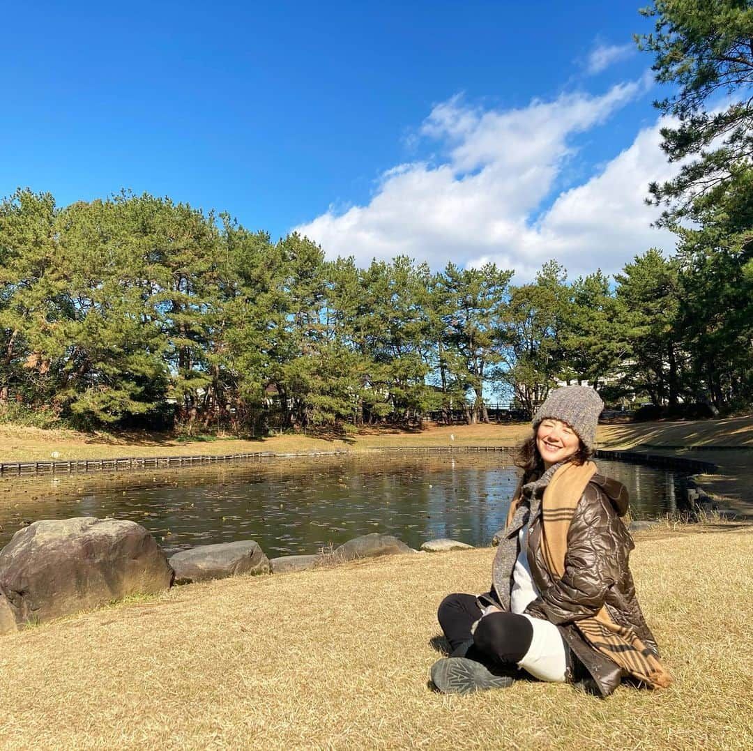 千葉アリサのインスタグラム：「謹賀新年🎍  初詣には　小戸神社へ。 御祭神は伊弉諾尊。神々の父。初めて訪れたけど、凛とピリッとしていつつも開かれていて　心地よかったです  12/30 には大好きな　#江田神社　へも⛩満月、新月、天赦日、一粒万倍日とかエネルギー強い時に足が向かってる（前日は色んな感情湧きでて涙で流したりするからここでスッキリしがちw）  澄む場。なんてったって　#禊が池　やもんね。（伊弉諾尊がここで禊をした際に、天照大神、月読命、素戔嗚尊を生み出された　古事記にある場所）  この日も、ぱーっと光射す方をみて目を閉じると細胞にとりこめる感に浸っていると　✨🌳💗みたいなエネルギーの絵が浮かぶ。光合成ってことかね？描いてみよ🎨  この地にきたのは、小さなことでも感じて自然からのメッセージを受け取って（だいたいはそれでええよってね）自分なりに解釈して行動する為⚡️と確かめて目を開けると  正面にサギ現る。こっちみてる。多分二度目まして。また会える気がする🕊  安産祈願もさせて頂きました。 あれよあれよと臨月。お腹ぱっちぱち！環境の準備は整えられてきたので、出産に向けての心身の準備を👶  気合いもいいけど、いかに力を抜くか。も意識しようと思います🤰　今日もよき日をお過ごしくださいね🌈🌞  #初詣　#古事記　#神々の故郷　#宮崎 あ、今日も　#一粒万倍日　だね🌾」