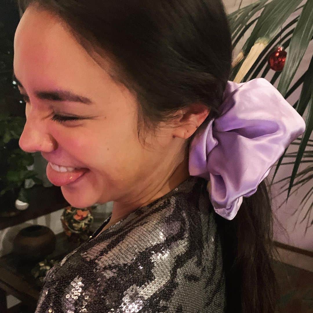 加賀美セイラのインスタグラム：「#HAPPYNEWYEAR 🥳🥳🥳 We will make #2021 an amazing year!! #fcovid19besafeeveryone  #Cute #Purple #Scrunchie #ChristmasPresent from my lil sis @abronzeage @shoponeofafew」