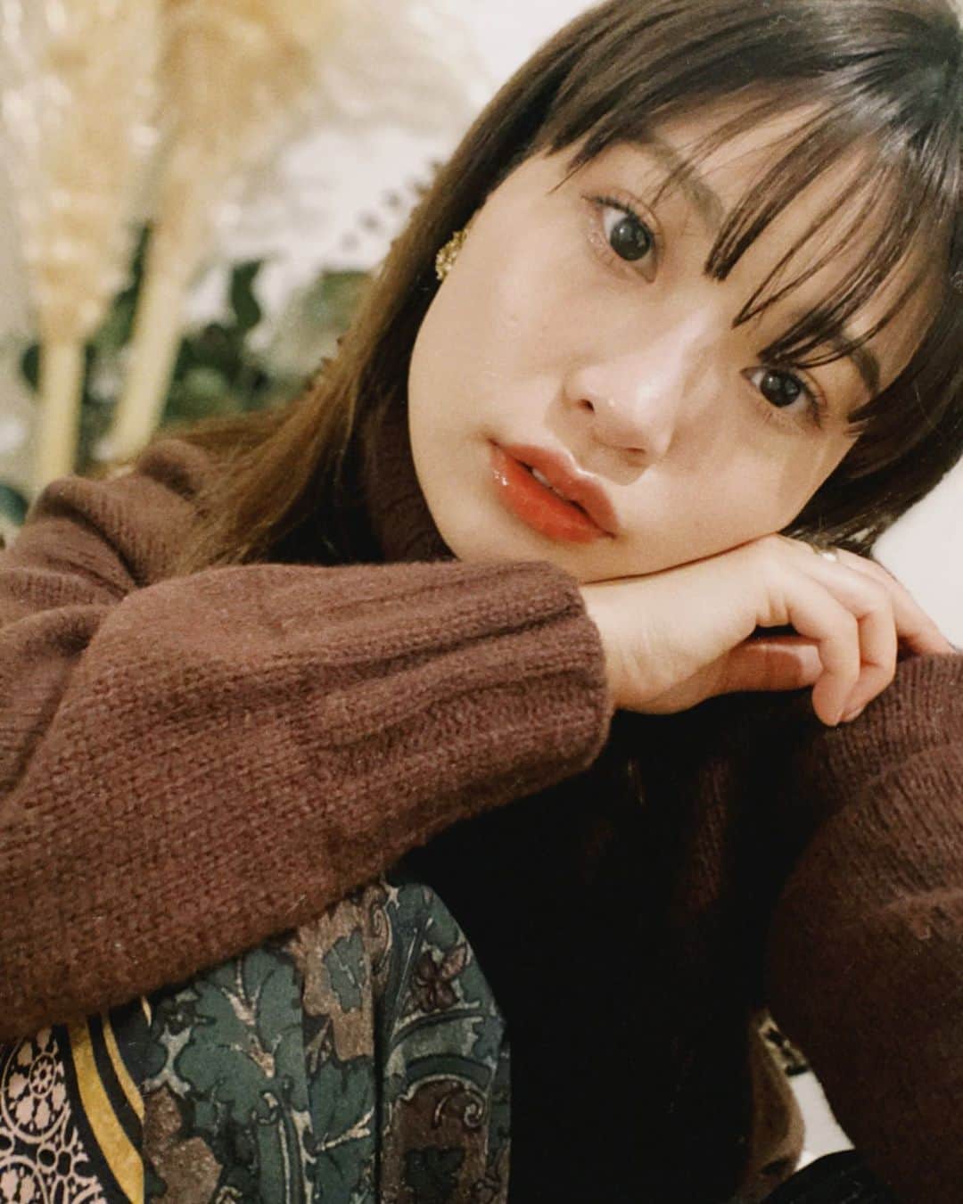 三橋栄香のインスタグラム：「お家でまったり〜〜 rom&ndの色違いで買ってみたリップ使ってるんだけどこの色が1番好きだった08アップルブラウン 🍎」
