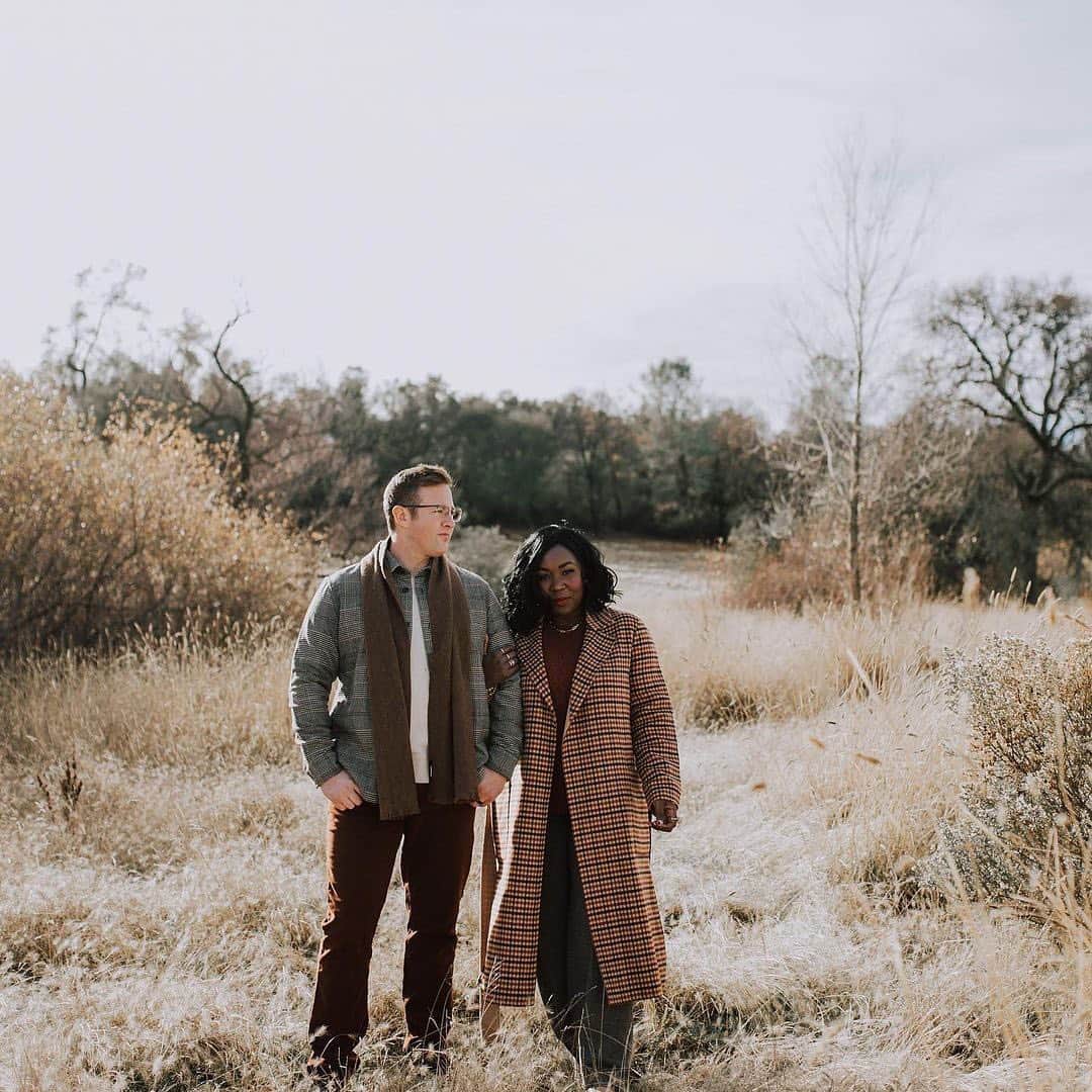 Banana Republic のインスタグラム：「Stroll into the new year. @ruthieridley and her boo looking warm and bright in our favorite coats of the season. Tap to shop their looks. #ItsBanana」