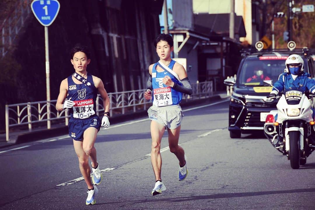 東海大学（公式）のインスタグラム：「【箱根駅伝7区】 #本間敬大 選手が3位でタスキリレー🎽✨ トップとは4分27秒差！ 粘り強い走りでした🏃‍♂️👍 引き続き #東海大学 の応援をよろしくお願いします🙏 (写真提供＝陸上競技部駅伝チーム) #GoTOKAI #箱根駅伝2021 #東海大学 #本間敬大#本間の本気」