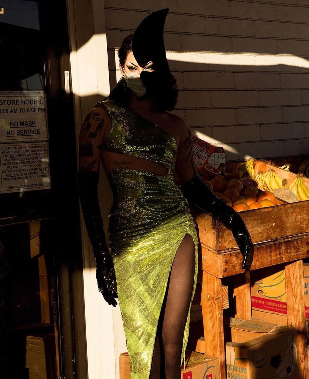 ヴァイオレット・チャチキのインスタグラム：「#Repost @oddamagazine ・・・ HAPPY NEW YEAR 2021 with @violetchachki.  "Live in the moment. You never know - your plans can change in the blink of an eye - tomorrow is not promised. I think that everyone in the world understands what that looks like and what that means. I am hopeful that everyone will truly live in the moment and throw a bit of caution to the wind and really enjoy life."  Photographer @yanayatsuk  Fashion Editor @sharonchitrit  Creative Director @davidmartingss  Wig Artist @vtgesther  Fashion Assistant @ariianapearl  Producer @bendattheneck  Special Thanks to @doraziopr   More coming soon #ODDAHappyNewYear」