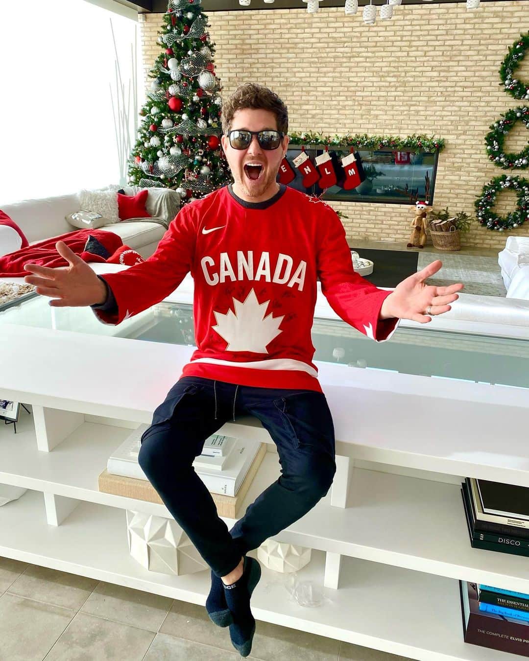 マイケル・ブーブレさんのインスタグラム写真 - (マイケル・ブーブレInstagram)「A big thanks to Team Canada for the signed jersey from all the boys!! Go Canada!! 🇨🇦 #worldjuniors #gocanadago」1月3日 10時13分 - michaelbuble