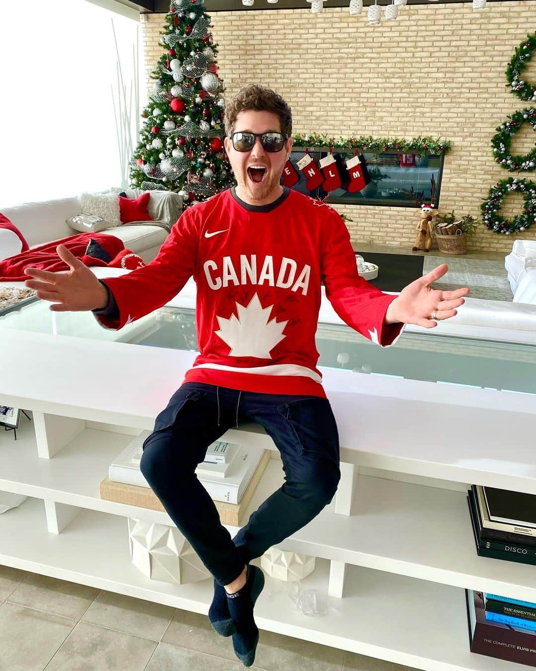 マイケル・ブーブレのインスタグラム：「A big thanks to Team Canada for the signed jersey from all the boys!! Go Canada!! 🇨🇦 #worldjuniors #gocanadago」