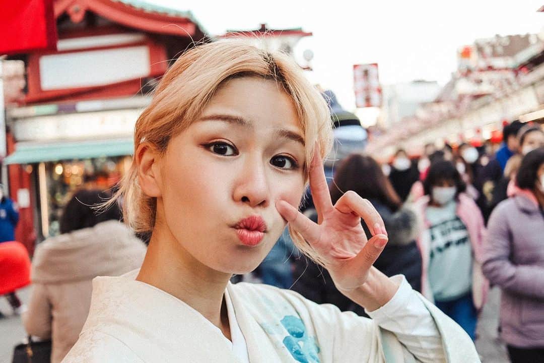 浅場佳苗のインスタグラム：「👘👘👘 お気付きいただけただろうか、、 寒すぎてお着物の下に、思いっきりヒートテックを着込んでいたことを、、☃️🤍笑 ・ #きもの #着物 #kimono #ヒートテック #uniqlo #ユニクロ #tokyo #japan #dancemusic #dancepop #edm #singer #songwriter #シンガーソングライター #フレキシタリアン #ベジタリアン #ゆるヴィーガン #動物愛護 #サスティナブル #エコ #地球にやさしいミュージシャン #愛犬家 #beatmania #iidx #17live #LoL #tiktok #浅場佳苗 #kanaeasaba」