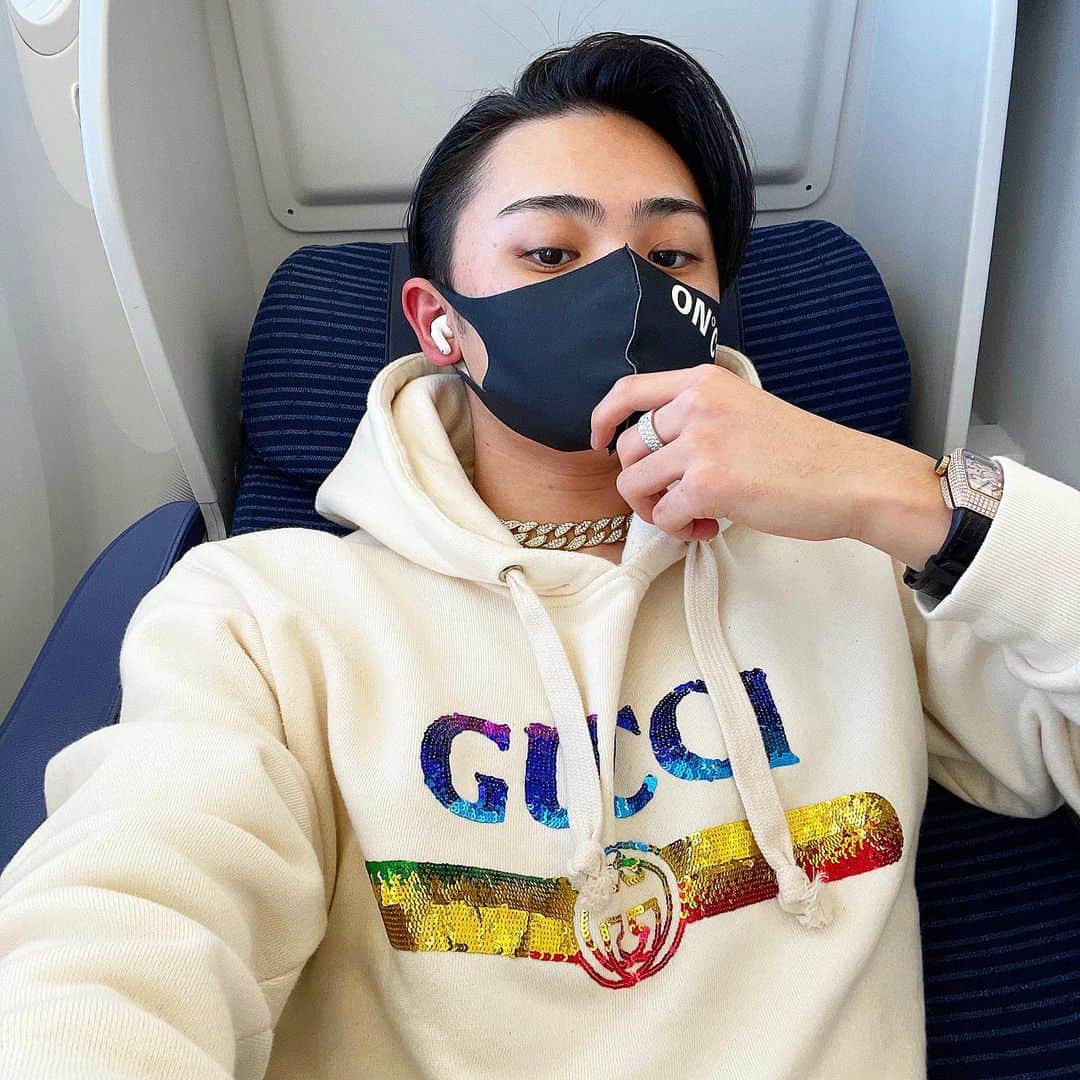 戸田英志のインスタグラム：「2021年初フライトはANA Premium Classで沖縄へ✌️✨﻿ ﻿ 今年もまだまだ自粛という事で﻿ 海外は断念！ということで沖縄へ✌️﻿ ﻿ ANA国内線にはビジネスクラス、ファーストクラス﻿ が元々無いけれども、﻿ 国内線のファーストクラスと言われている﻿ ANA Premium Classは﻿ 国際線ビジネスクラスと全く同じ居心地✨﻿ 後は仕切りがあればファーストクラスと同じだね😂﻿ ﻿ 年始という事もあり機内食もお祝いモード⛩🎍㊗️﻿  最後の動画は沖縄到着早々に身バレ😂 この動画以外にも沢山の人が 声を掛けて下さり嬉しいです😌 ありがとうございます☺️✨ ﻿ そして僕の首元に輝くジュエリーは！？...﻿ 近日新ジュエリーブランド設立🎉✨﻿ なんと超ハイクオリティーで﻿ 全商品20000円以下のリーズナブルブランド！✨﻿ 是非お楽しみに✨﻿ ﻿ #ANApremiumclass#ANA#プレミアムクラス#ファーストクラス#ビジネスクラス#沖縄#ジュエリー#jewelry#HIPHOP#ヒップホップ#アーティスト#歌手#ラッパー#行動力#起業家#自己啓発#原宿#竹下通り#表参道#六本木#東京#tokyo#YouTuber#TikToker#ユーチューブ#ユーチューバー#ティックトック#ビジネス#高校生社長#戸田英志」