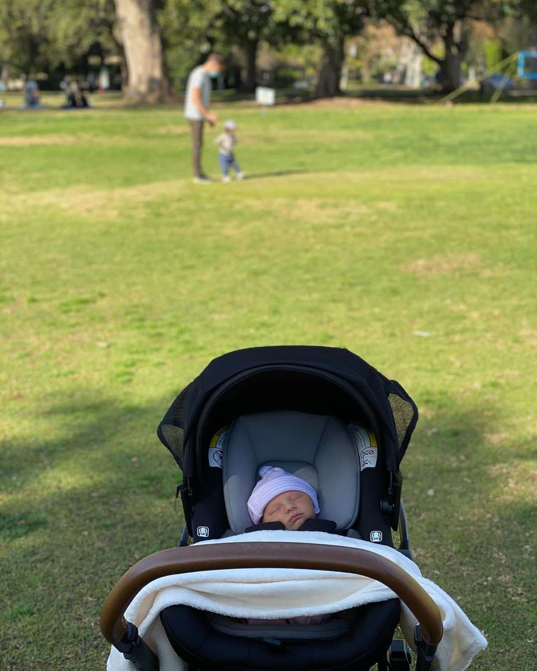 ジェンソン・バトンさんのインスタグラム写真 - (ジェンソン・バトンInstagram)「First park day as a family of four 😊. My wonderful Fiancée Brittny looking radiant only a week after giving birth 🥰, Lenny as cute as a button and @hendrixbutton running some tude in pic3 🤣 #LA #Brittny #Hendrix #Lenny #parklife #family」1月3日 10時18分 - jensonbutton