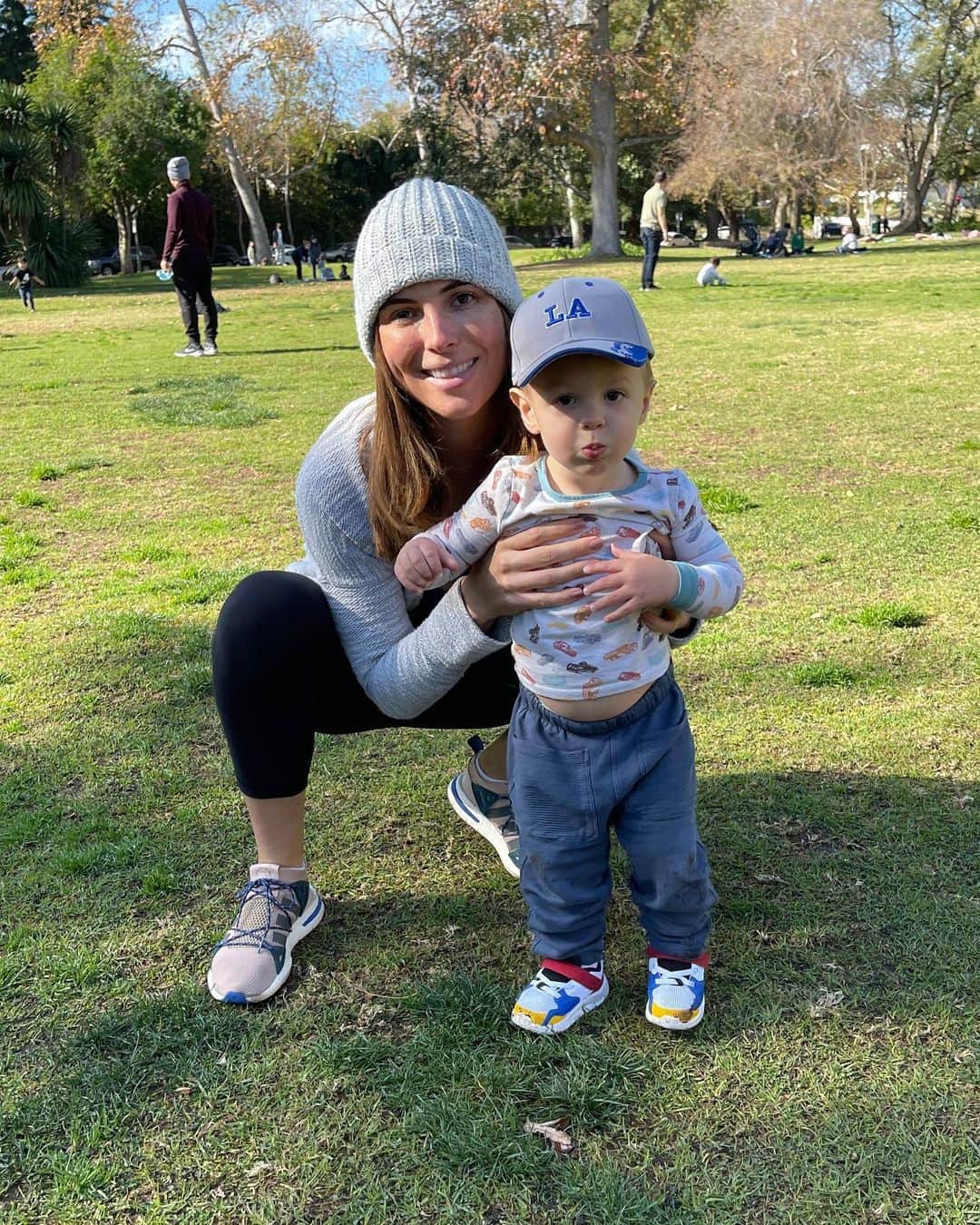 ジェンソン・バトンのインスタグラム：「First park day as a family of four 😊. My wonderful Fiancée Brittny looking radiant only a week after giving birth 🥰, Lenny as cute as a button and @hendrixbutton running some tude in pic3 🤣 #LA #Brittny #Hendrix #Lenny #parklife #family」