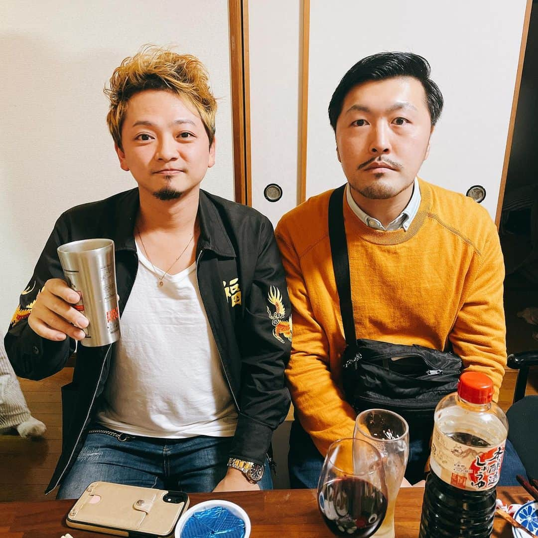 松野浩介のインスタグラム：「【286日目】 1月2日(土) 毎年恒例になりつつある、 松野家正月。 載せれないけど、子供もいっぱい。 今年もみんな楽しそうで良かった。 全員幸せな一年であれ！ #ぺーぺー親父のくそ日記2 #生後286日目 #0歳 #赤ちゃん #男の子 #父 #娘 #息子 #奥さん #松野家 #夫婦 #親子 #姉弟 #家族写真 #松野浩介 #森岡朋奈 #theだいじょぶズ #3月5日 #恵比寿 #リキッドルーム #ワンマン #ベイベー #独りベイベー」