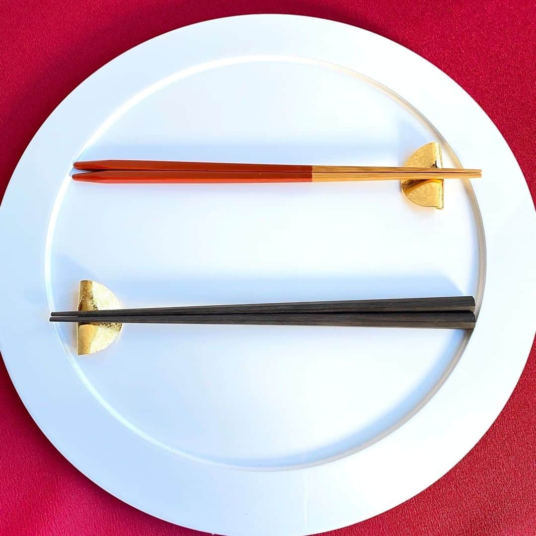 GINZA TANAKA 公式さんのインスタグラム写真 - (GINZA TANAKA 公式Instagram)「・ 【新春特別ご提供品～2021年1月31日まで　純金箸置きセット】  食卓に圧倒的な華やぎがプラスされる純金箸置きの2個セットです。  洋風にも和風にもマッチする品格あるデザインで、表面が趣ある岩石仕上げです。  限定20セットですので、お早目にチェック！  #GINZATANAKA #ginzatanaka #ギンザタナカ #田中貴金属 #田中貴金属ジュエリー #ゴールド #純金 #箸置き #テーブルウェア」1月3日 10時30分 - ginzatanaka_jp