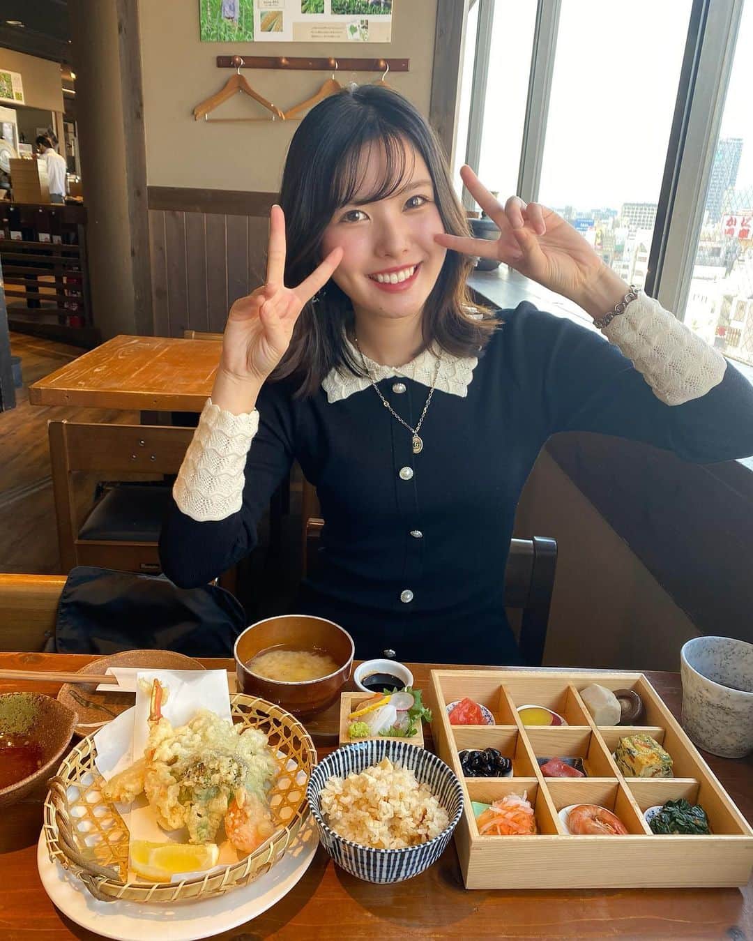 のインスタグラム：「新春お正月御膳をいただきました🤤#お正月#お正月料理#おせち料理#天ぷら#雑煮#おせち好き#えびとブリ#伊達巻と栗きんとんが好き#三宮#三宮ランチ#ご飯味噌汁おかわり自由#満足#はるちゃんのお仕事先#お邪魔しました#みんな優しかった#2021#関西#神戸#kobe」