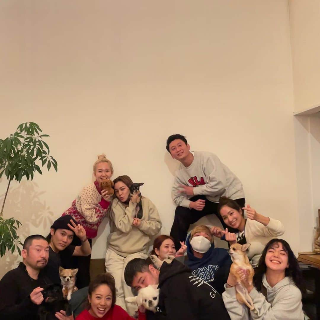 長澤メイのインスタグラム：「先生ちほちゃんが 新年会に誘ってくれて 名古屋に帰れなくても 幸せな時間すぎたあああ🎍⛩✨  犬6匹もいてかわいいし 最高でした〜🐕✨✨ uniは強すぎてはやく帰らせた笑  出会いに感謝✌🏼💕 #新年会 #今日経堂でどう」