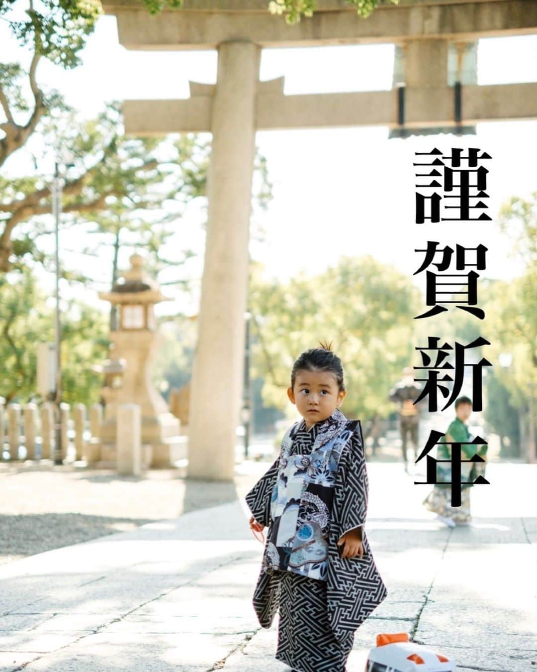 のインスタグラム：「新年あけましておめでとうございます⛩🎍  今年もよろしくお願いします。  みなさんにとって良い一年になりますように✨✨✨  お友達へ… 今年、年賀状バタバタで 出来なかった…😭📮 遅れて出すかもです…🙏🏼笑  #2021 #新年　#あけましておめでとうございます #あけおめ　#ことよろ　　#753 #七五三  #happynewyear #happynewyear2021」