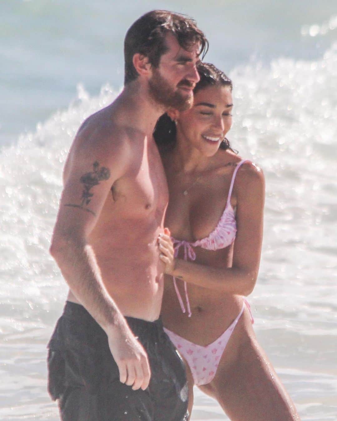 Just Jaredさんのインスタグラム写真 - (Just JaredInstagram)「@thechainsmokers’ @drewtaggart & girlfriend @chanteljeffries show off their hot bodies during a day at the beach! #DrewTaggart #ChantelJeffries Photos: Backgrid」1月3日 10時33分 - justjared