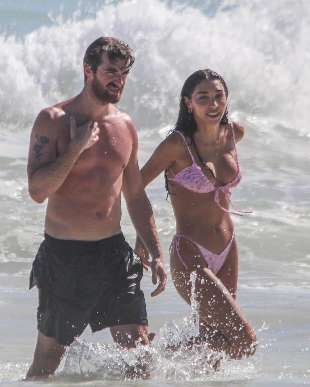 Just Jaredさんのインスタグラム写真 - (Just JaredInstagram)「@thechainsmokers’ @drewtaggart & girlfriend @chanteljeffries show off their hot bodies during a day at the beach! #DrewTaggart #ChantelJeffries Photos: Backgrid」1月3日 10時33分 - justjared