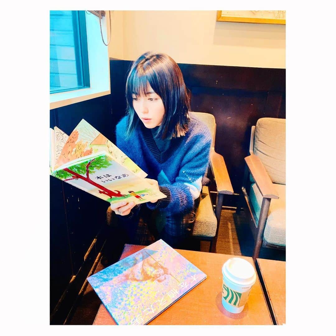 小池花瑠奈のインスタグラム：「元旦は思い切りのんびりさせていただきました🦭 美味しいおせちをいただいたり、 Switchで桃鉄をしたり🍑、 絵本を読んだり。  私の幼い頃の思い出絵本は 「ぐりとぐら」、 「はらぺこあおむし」、 「にじいろのさかな」、 「おおきなかぶ」、 「おばけのてんぷら」、 「100万回生きたねこ」、 「おおきなおおきなおいも」、 「はじめてのおつかい」、 「三びきのやぎのがらがらどん」 「となりのせきのますだくん」！  紙芝居も好きだったなぁ 「おしゃれなケーキのケーコさん」 「おむすびころりん」 とか…  今思い出すだけでこんな感じですが もっと沢山読んでたはず🤭  最近絵本が気になっています。 皆さんの好きだった、好きな絵本はありますか？ 教えてください📚  #元旦 #絵本 #紙芝居 #おすすめ #教えてください」