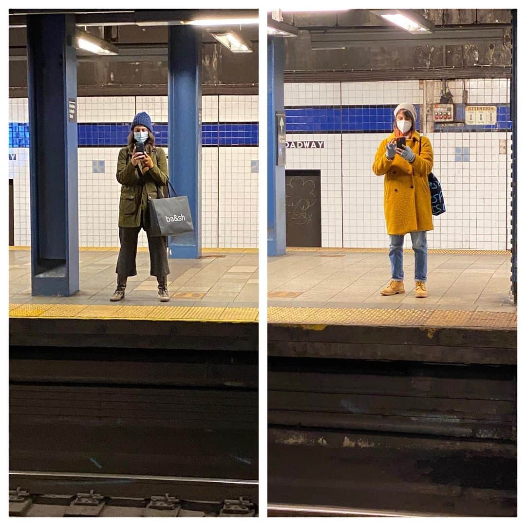 サラ・バレリスのインスタグラム：「Sisters on a subway. @jenniferbareilles」