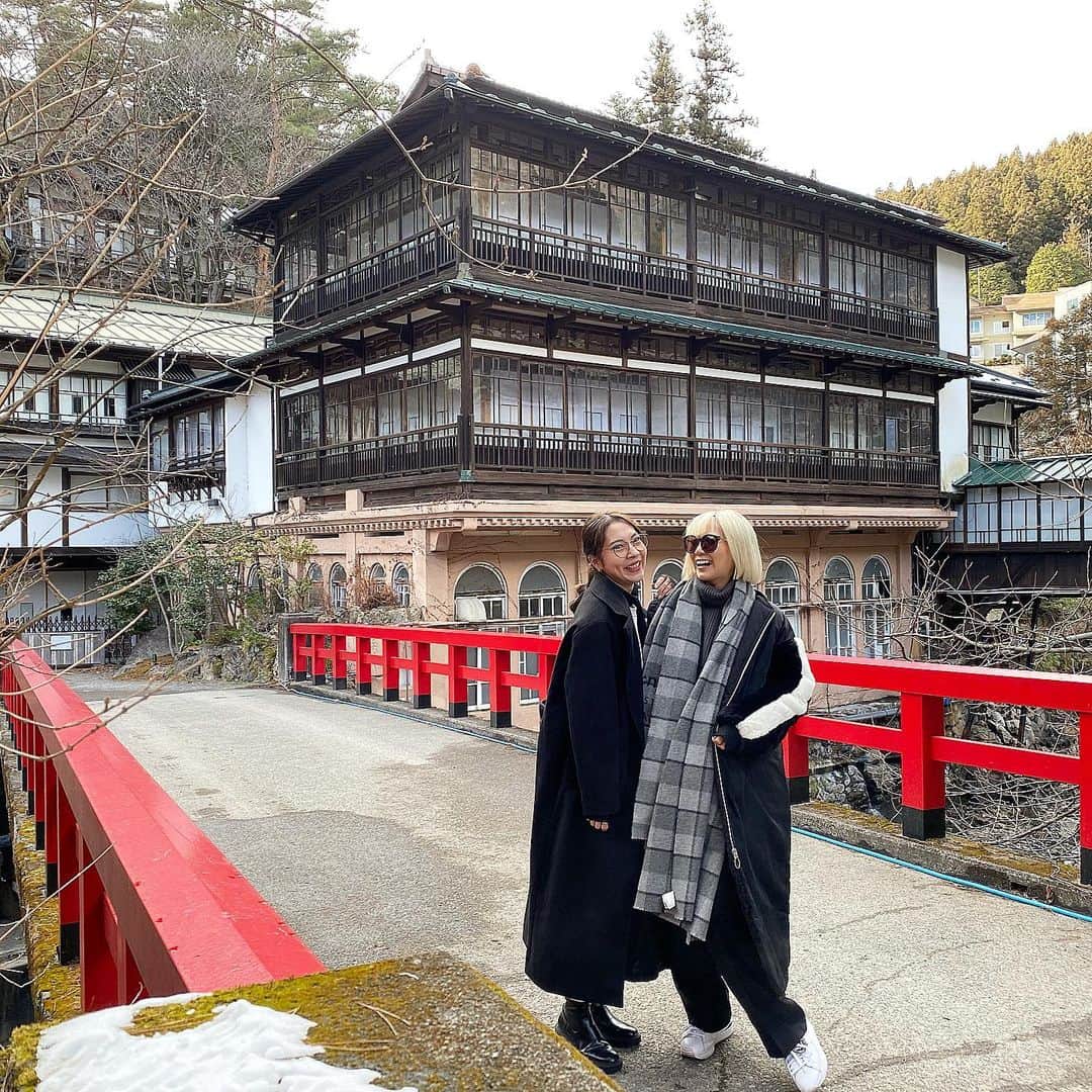 のインスタグラム：「【群馬にあった！千と千尋の世界🌉 積善館本館】﻿ ﻿ 2-3暇だよねってなって、﻿ 行ってみました❗️未開の地、群馬🔥﻿ ﻿ 千と千尋の神隠しのモデルの1つになった？﻿ 旅館のところに行ってみた💯﻿ ﻿ ﻿ せっかくなので橋で写真撮ってみたけどいい感じ〜☺️💯💯💯﻿ ﻿ 地面は凍ってるし、寒いから気をつけてね！﻿ 金髪でカオナシのモノマネするとレディーガガになっちゃうからそれも気をつけてね？☺️﻿ ﻿ #積善館本館#積善館﻿ #群馬#群馬観光#群馬旅行#群馬の旅#群馬県﻿ #gunma#千と千尋#千と千尋の神隠し#千と千尋の神隠しの舞台#四万温泉#四万十川#温泉#温泉旅行 #千と千尋の神隠しモデル #ジブリの世界#ジブリ#ジブリの舞台#旅#旅行好きな人と繋がりたい」