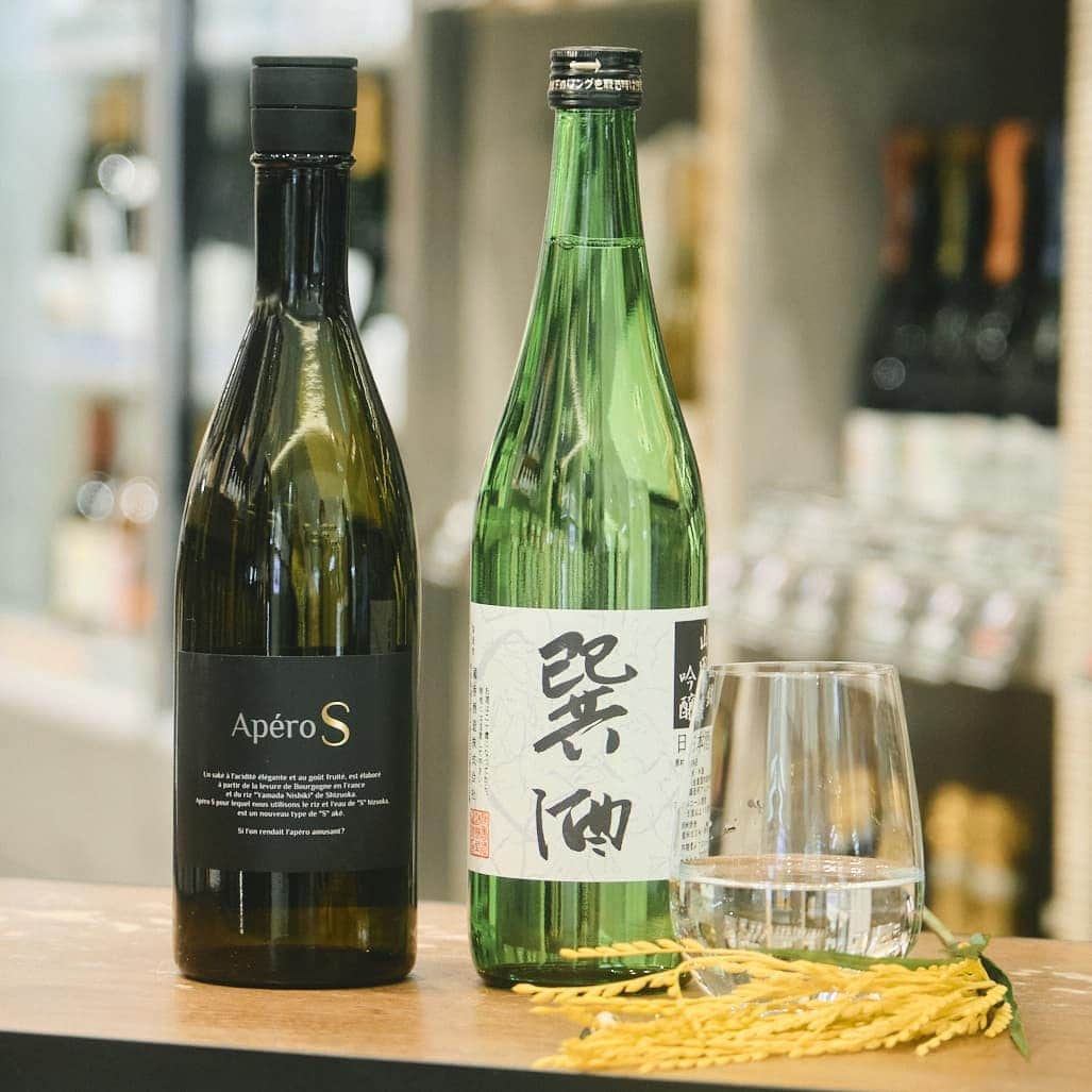 PARCO_ya上野さんのインスタグラム写真 - (PARCO_ya上野Instagram)「縁起の良いおいしい日本酒で新年のお祝いをしませんか。﻿ ﻿ ［左：アペロ S 純米吟醸］ Apero（アペロ）とはフランス語で食前酒の意味で、近年フランスでは夕食前におつまみと一緒に軽くお酒を飲むスタイルが流行しています。 このような楽しみ方を日本酒にも取り入れ、もっと気軽に様々なシーンでお酒を楽しんでもらいたいという想いからこのお酒は誕生しました。  ［右：巽酒 山田錦吟醸］ 数々の静岡地酒を世に送り出し、日本酒の名伯楽と呼ばれた先代「山崎巽」に敬意を表し、その名を冠した特別な酒を造りたい、そんな想いから「巽酒」は誕生しました。 酒米の王様「山田錦」を使い、吟醸王国と呼ばれる静岡県で静岡型吟醸を極めた松尾杜氏が、その技術を駆使して造り上げた1本です ﻿ <shop information>﻿ ワイン・日本酒﻿ 1F : ヴィノスやまざき﻿ TEL : 03-5846-8801﻿ ﻿ @vinosyamazaki﻿ @vyueno﻿ #PARCO_ya #parcoya #パルコヤ #パルコヤ上野 #上野 #ueno #ヴィノスやまざき #日本酒 #純米吟醸 #山田錦吟醸 #食前酒 #山崎巽 #酒粕 #米 #水 #酵母 #ワイン #wine #家飲み #迎春 #縁起物 #お年賀 #開運 #祝酒#あけましておめでとうございます #新春 #お正月」1月3日 10時50分 - parco_ya_ueno