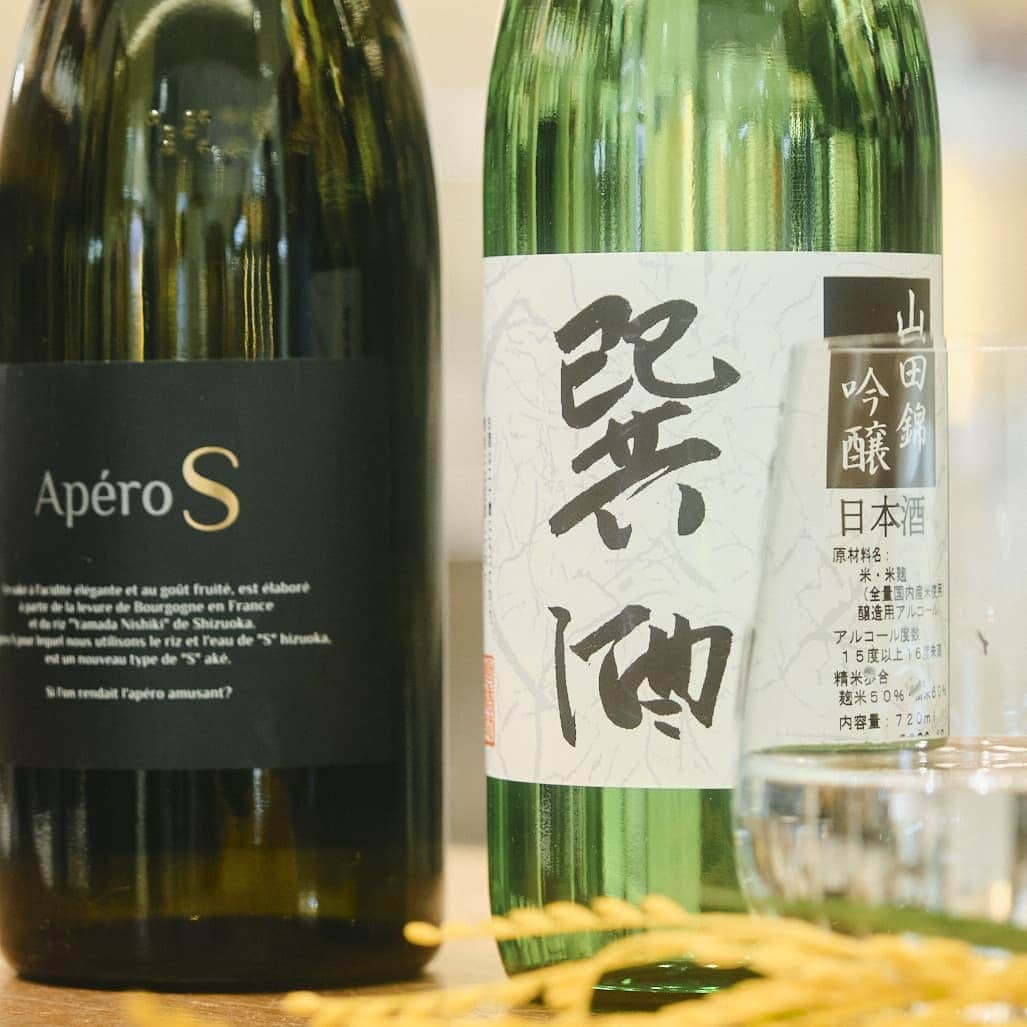 PARCO_ya上野のインスタグラム：「縁起の良いおいしい日本酒で新年のお祝いをしませんか。﻿ ﻿ ［左：アペロ S 純米吟醸］ Apero（アペロ）とはフランス語で食前酒の意味で、近年フランスでは夕食前におつまみと一緒に軽くお酒を飲むスタイルが流行しています。 このような楽しみ方を日本酒にも取り入れ、もっと気軽に様々なシーンでお酒を楽しんでもらいたいという想いからこのお酒は誕生しました。  ［右：巽酒 山田錦吟醸］ 数々の静岡地酒を世に送り出し、日本酒の名伯楽と呼ばれた先代「山崎巽」に敬意を表し、その名を冠した特別な酒を造りたい、そんな想いから「巽酒」は誕生しました。 酒米の王様「山田錦」を使い、吟醸王国と呼ばれる静岡県で静岡型吟醸を極めた松尾杜氏が、その技術を駆使して造り上げた1本です ﻿ <shop information>﻿ ワイン・日本酒﻿ 1F : ヴィノスやまざき﻿ TEL : 03-5846-8801﻿ ﻿ @vinosyamazaki﻿ @vyueno﻿ #PARCO_ya #parcoya #パルコヤ #パルコヤ上野 #上野 #ueno #ヴィノスやまざき #日本酒 #純米吟醸 #山田錦吟醸 #食前酒 #山崎巽 #酒粕 #米 #水 #酵母 #ワイン #wine #家飲み #迎春 #縁起物 #お年賀 #開運 #祝酒#あけましておめでとうございます #新春 #お正月」