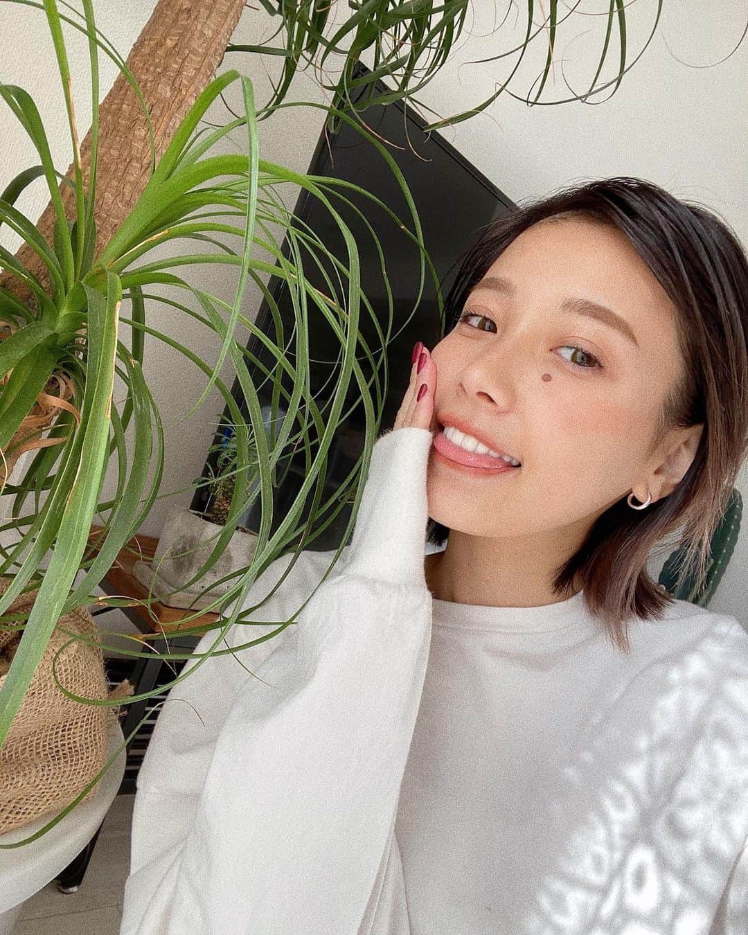 馬詰まほのインスタグラム：「Hello 2021 !!! 新年あけまして おめでとうございます🎍 今年もどうぞ宜しくお願いします。 2021年もみんなが笑顔溢れる一年になりますように🦋 最高な一年にしましょう🧡今年も自分らしく突っ走ります！ お餅食べすぎて、そろそろ自分がお餅になりそうです。笑 #新年のご挨拶 #2021」