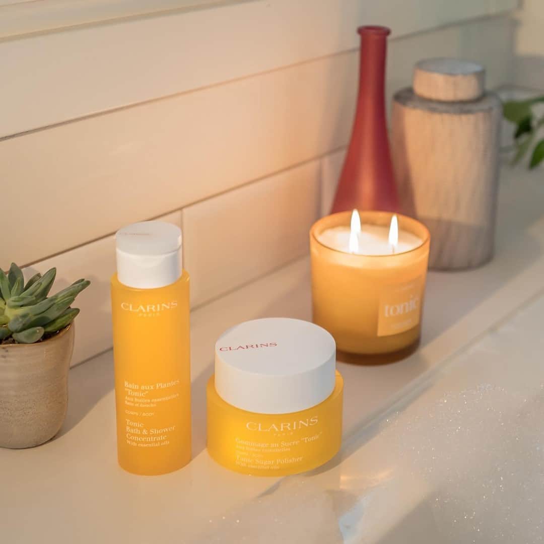 Clarins Canadaのインスタグラム：「New year, new relaxation routine! Discover some of our Clarins essentials to recreate a spa at home. The Tonic Sugar Polisher, enriched with sea salt and formulated with essential oils, helps restore a beautifully smooth, satin-soft skin texture. As for the Tonic Bath & Shower Concentrate, its toning action and invigorating fragrance promote a feeling of well-being and stimulation to the body & soul.💛⁣ __________⁣ Nouvelle année, nouvelle routine détente ! Découvrez quelques-uns des incontournables Clarins pour recréer un spa à la maison. Le Gommage au Sucre ''Tonic'' enrichi de sel marin et formulé à base d'huiles essentielles aide à retrouver le grain lisse et satiné des plus belles peaux. Le Bain aux Plantes ''Tonic'', quant à lui, procure une action tonifiante et son parfum vivifiant permet de procurer bien-être et dynamisme au corps et à l'esprit.💛⁣ .⁣ .⁣ .⁣ #Clarins #ItsAllAboutYou #ClarinsSpa」