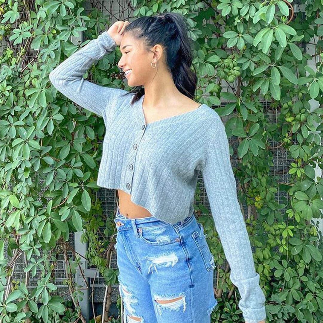 American Eagleのインスタグラム：「Don’t worry, we didn’t forget to bring Mom Jeans to 2021 with us 👖 @ae.simixrachel #myAEambassador」