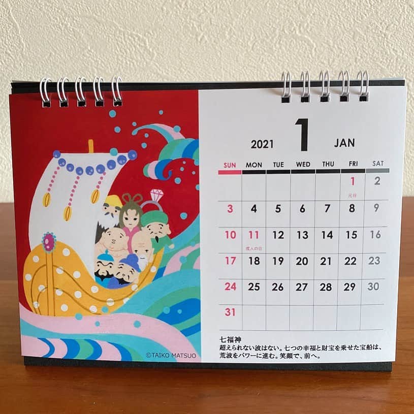 松尾たいこさんのインスタグラム写真 - (松尾たいこInstagram)「かわいく、めでたく🎍七福神。  越えられない波はない。7つの幸福と財宝を乗せた宝船は、荒波をパワーに進む。笑顔で、前へ。  「松尾たいこ 2021 卓上開運カレンダー」  It’s my original calendar 🗓  I drew 12 lucky motifs.  初めてのオリジナルカレンダーです。 9月に予約販売、お届けは11月末とずいぶんお待たせしたのですが、たくさんの方に買っていただき感謝です。  さて、一月は「七福神」。 一緒に載せてる言葉も私が考えました。(一部、友達にアドバイスもらいながら😆)  もう、飾っていただけたでしょうか？  越えられない波はない。7つの幸福と財宝を乗せた宝船は、荒波をパワーに進む。笑顔で、前へ。  みなさんと一緒に私もゆっくりと笑顔で前へ進みたいです😆  ※私の作品への質問やお問い合わせはお気軽に⠀ ⠀ ⠀ #japaneseartist #liveintokyo #myartwork #acrylicpainting #art #artoftheday #happyart #loveart #lovejapan #artposts #acrylic #artlovers #colorfulworld #artstagram #paintlover #lovetheworld #modernart #modernartist #現代アート #現代美術 #artmodern #artshow #開運カレンダー #七福神」1月3日 11時02分 - taikomatsuo