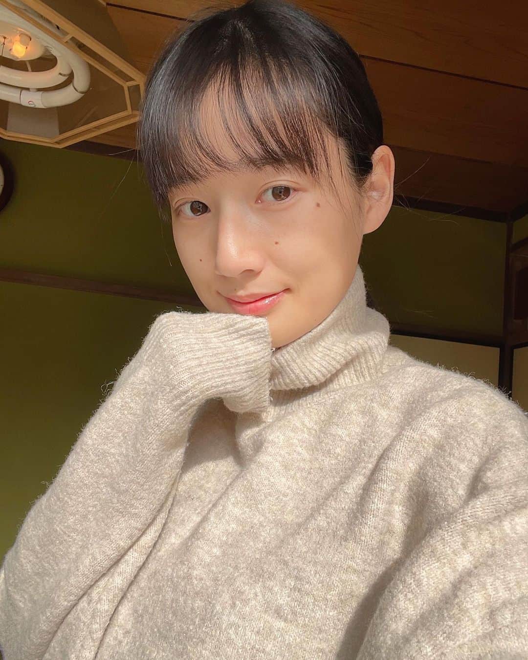高嶋香帆のインスタグラム：「実家に帰る時は化粧ポーチすら持たない女です。 寒いけど、お天気嬉しいね☀️  #祖母の家」