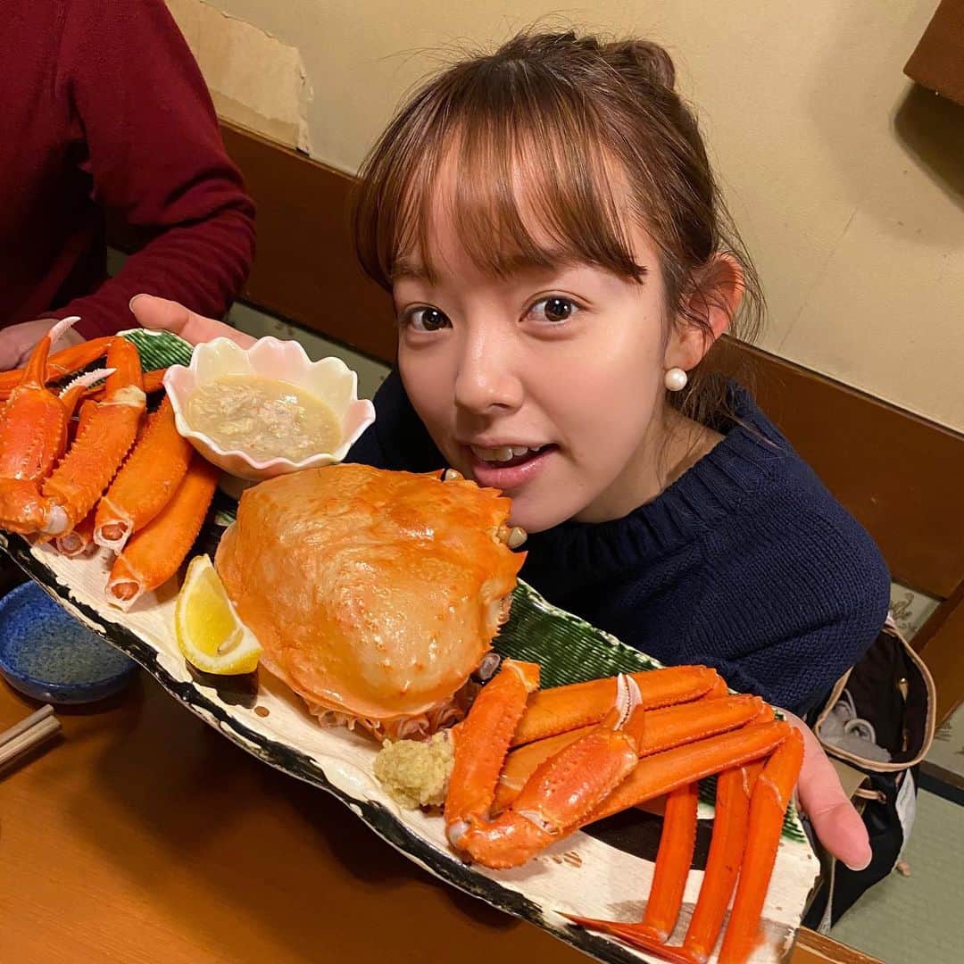 柳生みゆのインスタグラム：「あけましておめでとうございます☺︎☺︎ 家族でカニを食べたお正月🦀みんながたくさん笑って健やかに1年過ごせますように💐 2021年もよろしくお願いします！ #おせちも #年越しそばも #ちゃんと食べたよ」
