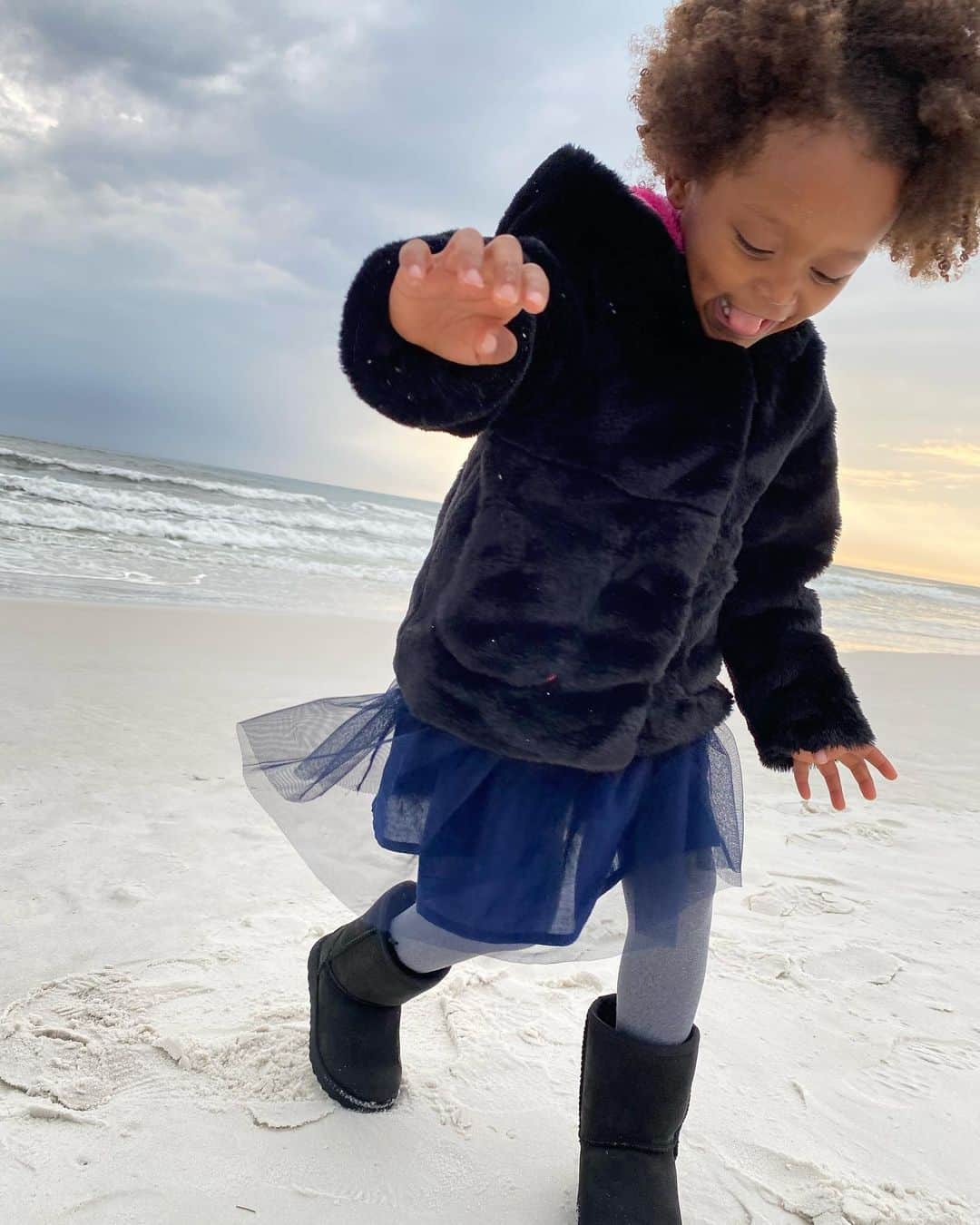 ケシア・ナイト・プリアムのインスタグラム：「Stepping into 2021 like... Happy New Year!!! 🎉😘🍾」