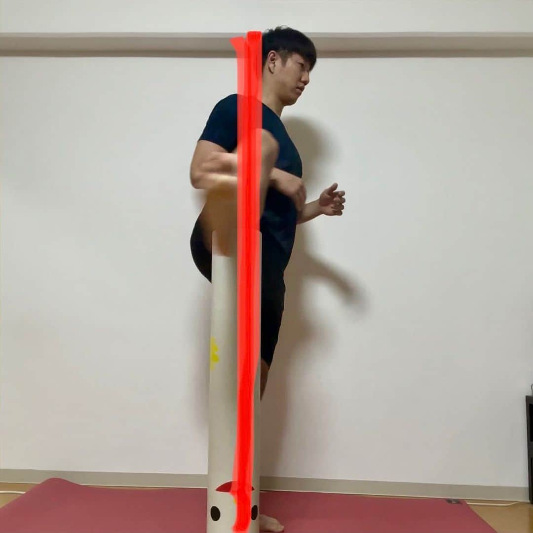仲摩匠平さんのインスタグラム写真 - (仲摩匠平Instagram)「【Hip joint workout】 ●体幹の軸を整えながら股関節の可動域を高めるトレーニング 1.身体の横にストレッチポールを置く（※高さは自分で調整してください） 2ストレッチポールを前後にまたぐ　10往復  頭から軸足まで真っ直ぐ立つ。 前後にぶれたり、身体を開きすぎたりしない。  やっている最中は常に力が入った状態で、コントロールし続ける。  今回はストレッチポールを置いたが、高さよりも正確にできる高さを選ぶ。  このトレーニングは、バスケットボールのみならず動作をスムーズにするのに必要な要素となってくる。 ・ ・ #お家トレーニング #トレーニング #training #股関節 #hipjoint #hipup #core #体幹トレーニング #可動域 #rangeofmotion #アスリート #athlete #bodybuilding #fitness #homeworkout」1月3日 11時22分 - shoheinakama