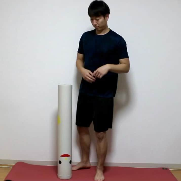 仲摩匠平のインスタグラム：「【Hip joint workout】 ●体幹の軸を整えながら股関節の可動域を高めるトレーニング 1.身体の横にストレッチポールを置く（※高さは自分で調整してください） 2ストレッチポールを前後にまたぐ　10往復  頭から軸足まで真っ直ぐ立つ。 前後にぶれたり、身体を開きすぎたりしない。  やっている最中は常に力が入った状態で、コントロールし続ける。  今回はストレッチポールを置いたが、高さよりも正確にできる高さを選ぶ。  このトレーニングは、バスケットボールのみならず動作をスムーズにするのに必要な要素となってくる。 ・ ・ #お家トレーニング #トレーニング #training #股関節 #hipjoint #hipup #core #体幹トレーニング #可動域 #rangeofmotion #アスリート #athlete #bodybuilding #fitness #homeworkout」