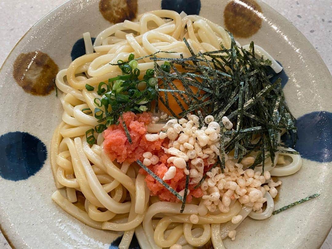 上江洌清作のインスタグラム：「めんたい釜玉と拳◎  冷凍うどん＋残り物  #初拳」