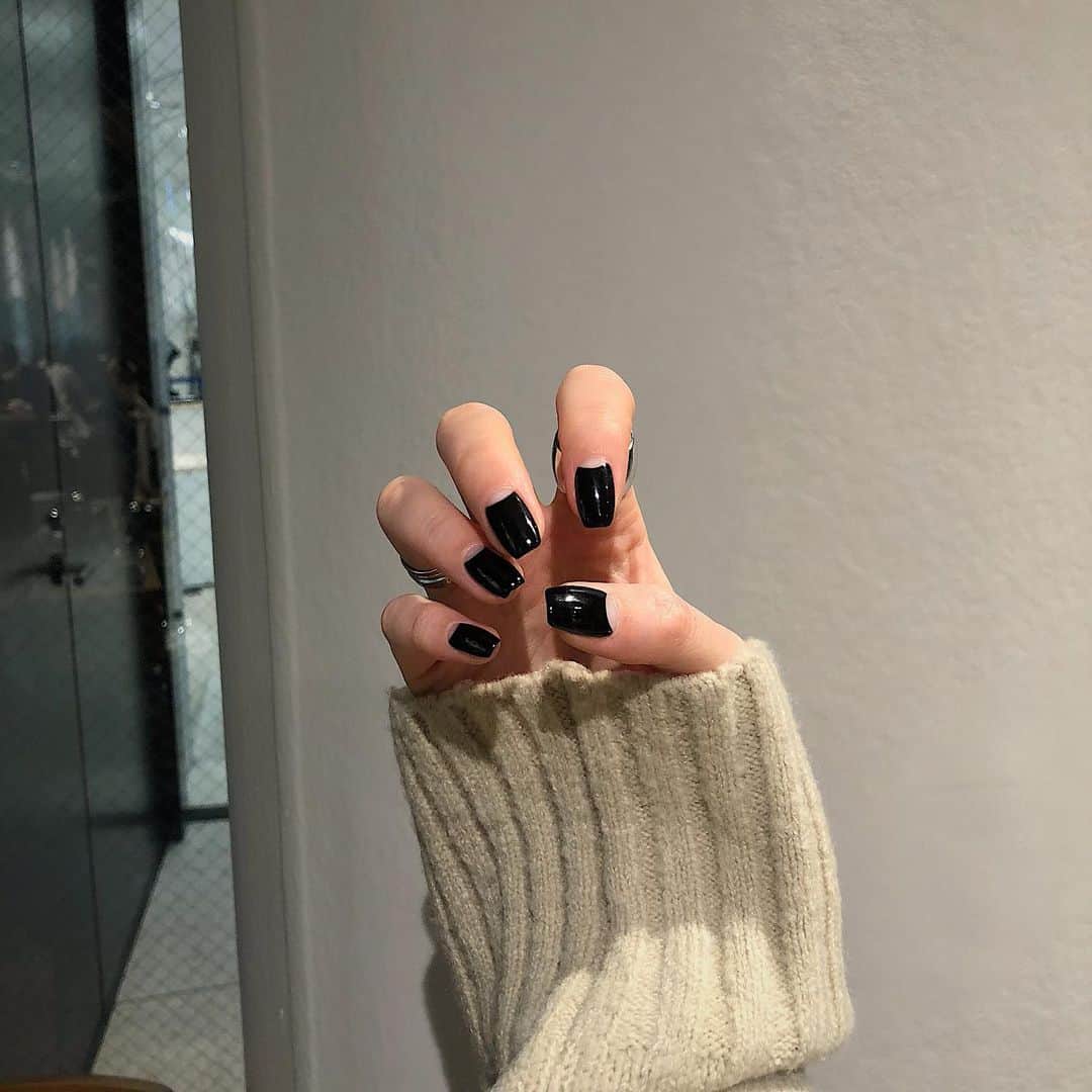 加藤愛里クリスティーナのインスタグラム：「2020最後2021年最初のネイル 毎度おなじみ大好きなるさんネイル☺︎ 優しくて話も楽しいし、早いのに丁寧😢❤️ #久しぶりのネイル投稿」